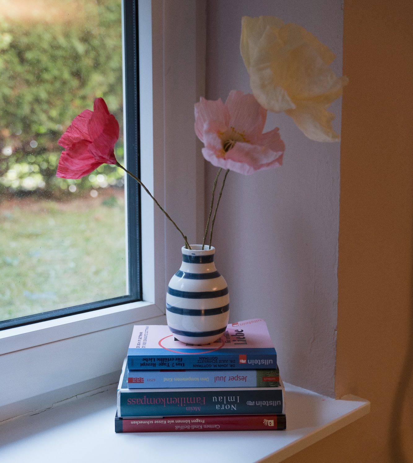Erziehungsberatung Blumen auf Bücher von Nora Imlau und Jesper Juul